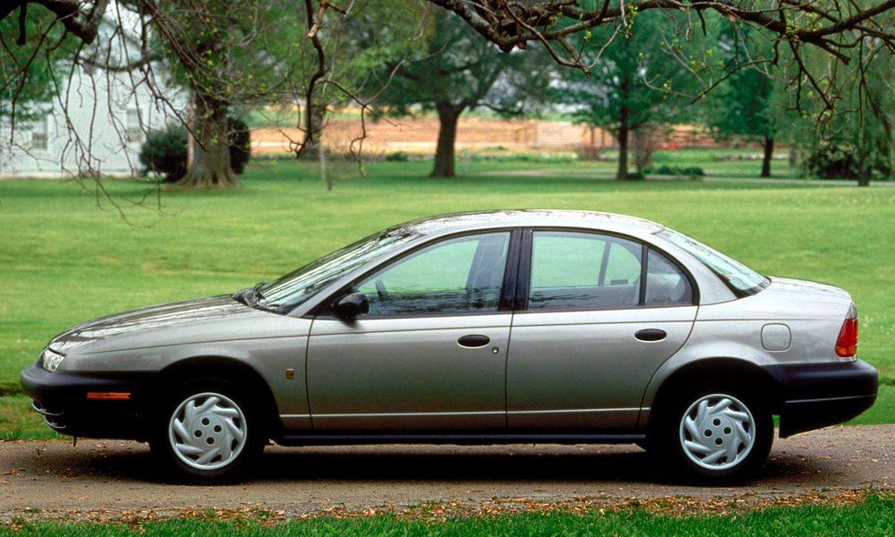 V modelovém roce 1996 přišla na trh druhá generace Saturnu série S se stejným rozvorem náprav a podobnými karoseriemi sedanu, kupé a kombi.