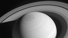 Unikátní snímky Saturnu pořízené sondou Cassini