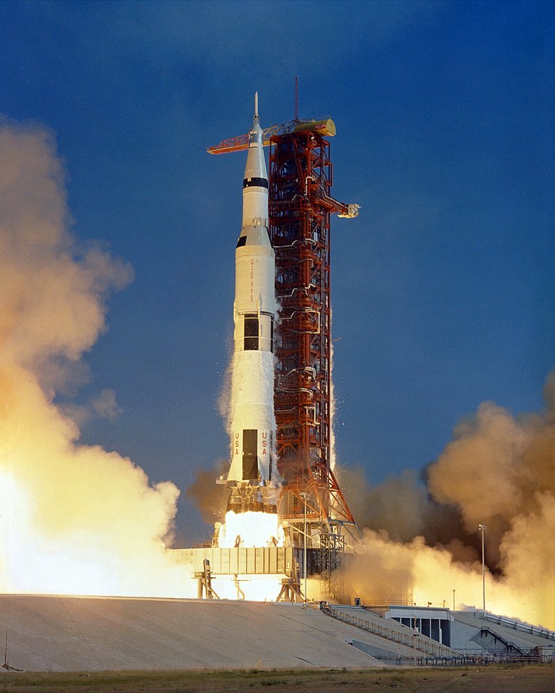 Raketa Saturn V vynesla kosmickou loď Apollo, která dopravila astronauty NASA v roce 1969 poprvé na Měsíc