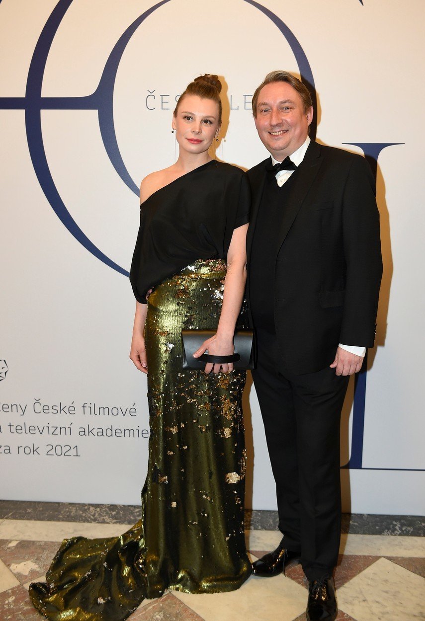 Robert Mikluš s partnerkou, která oblékla komplet topu a sukně Leeda