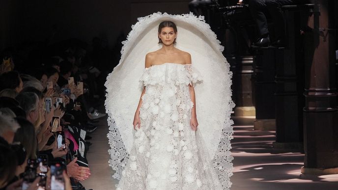 Kaia Gerber v haute couture modelu Givenchy