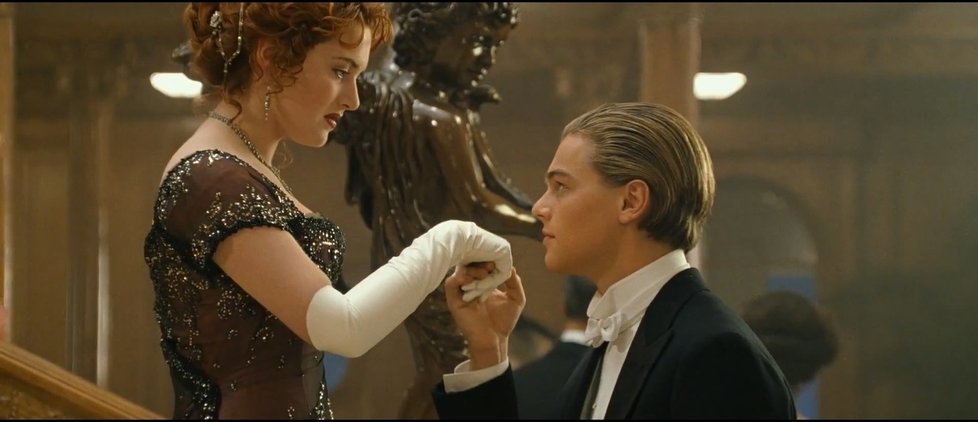 Kate Winslet a Leonardo DiCaprio v Titanicu (1997).
