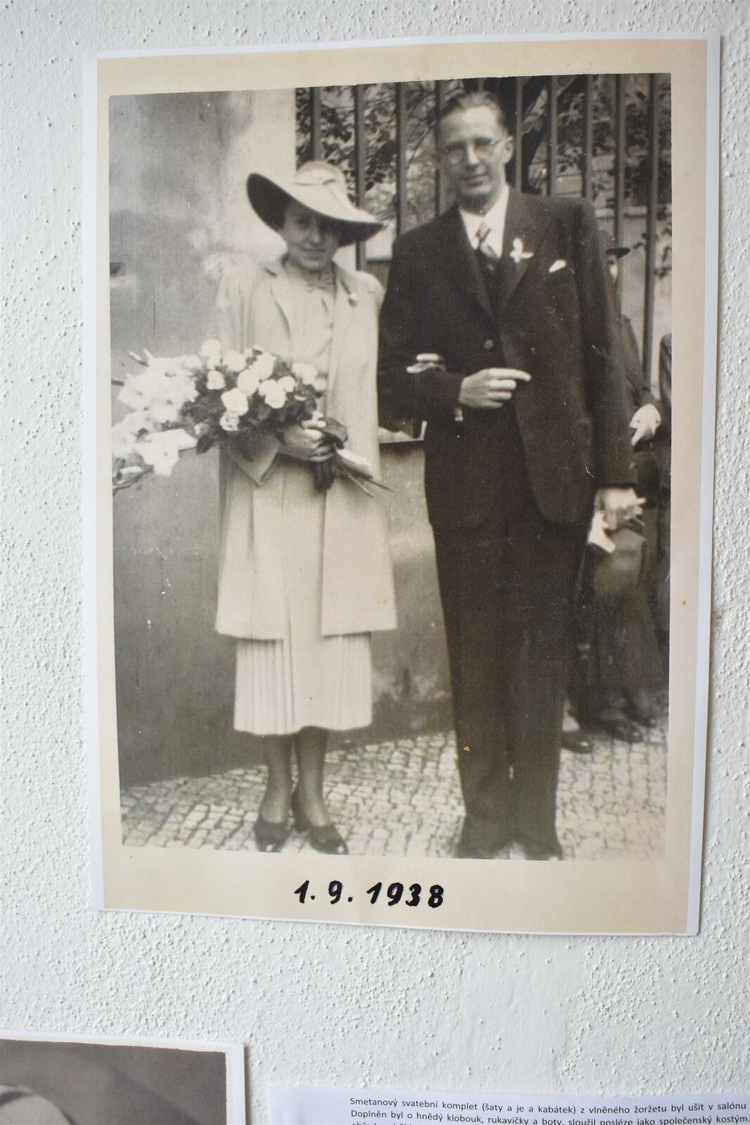 Originální fotografie svatebních šatů z roku 1938.