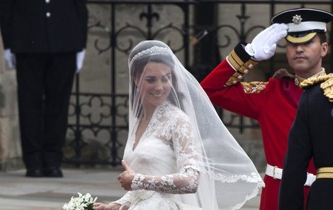 Úchvatnou svatební róbu Kate Middleton pomáhala šít i slovenská švadlenka Gabika (menší foto).