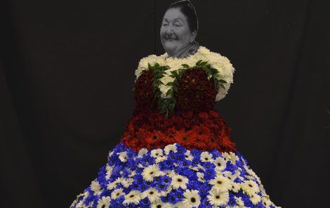 Jarmila Šuláková (†87) Zpěvačka lidových písní, v květinovém kroji podle floristky Marie Bittnerové.