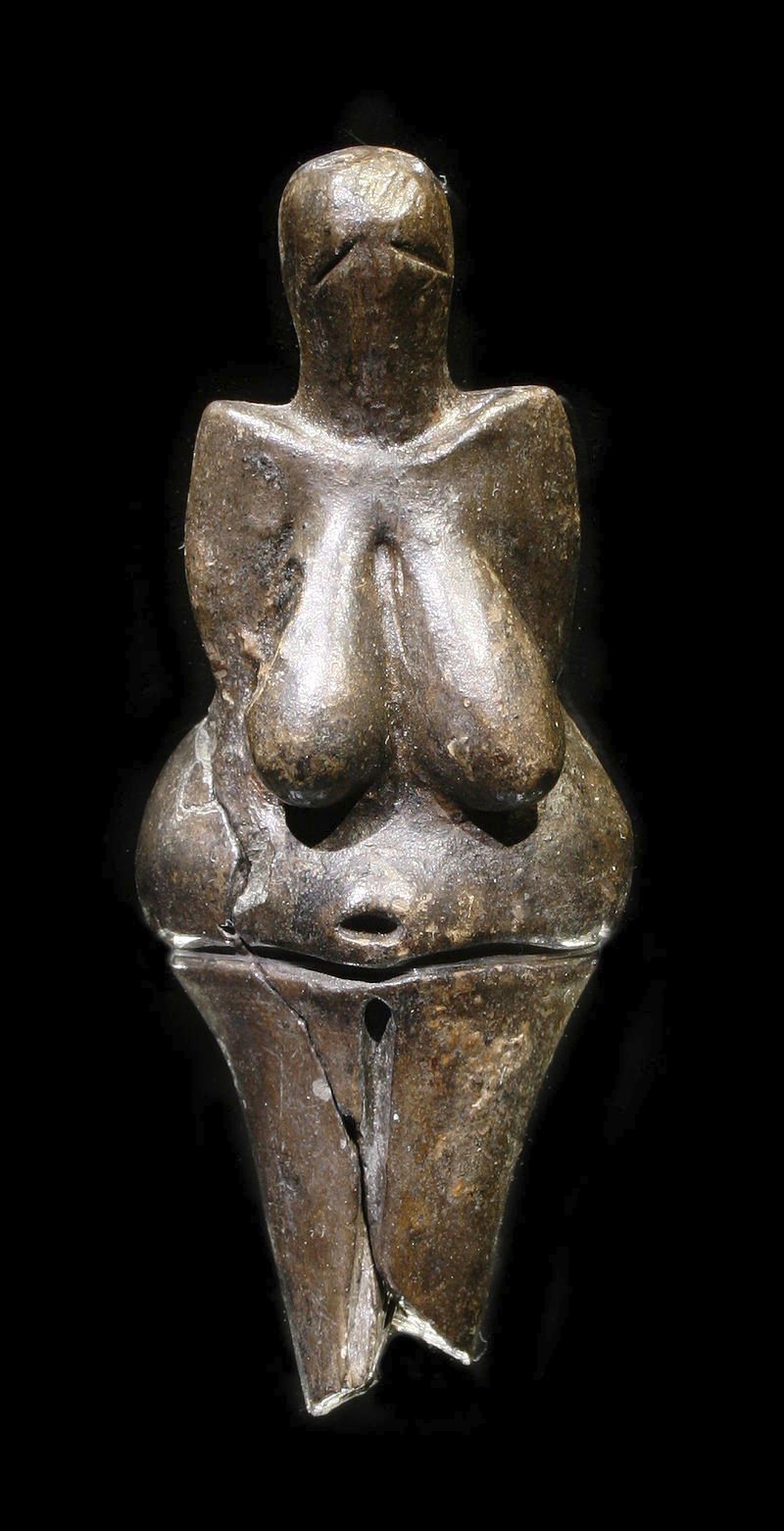 Věstonická Venuše (25 000 let př. n. l.) Takto si nejstarší keramickou sošku na světě představuje floristka Klára Franc Vavříková.