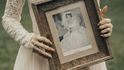55 let staré šaty ožily díky renovaci, nevěsta chtěla překvapit svou babičku