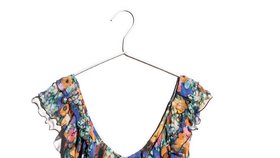 4. Šaty s barvotiskovým květinovým vzorem, H&M, 999 Kč