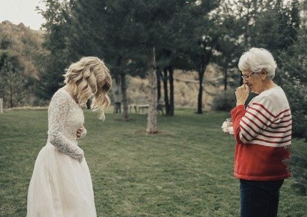 55 let staré šaty ožily díky renovaci, nevěsta chtěla překvapit svou babičku