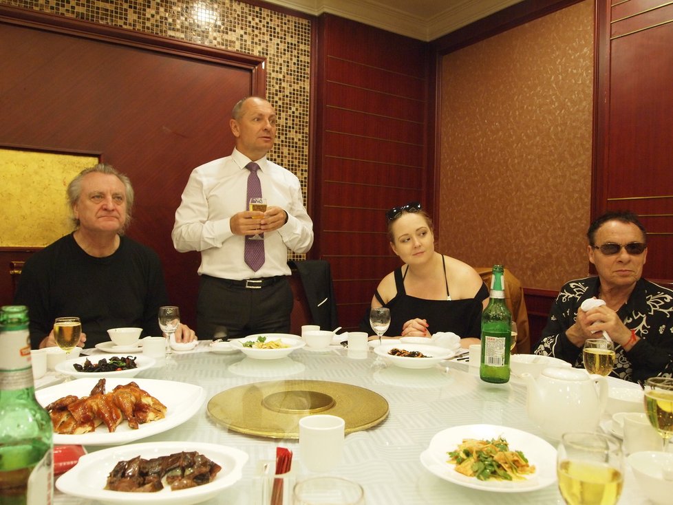 Večeře s velvyslancem Liborem Sečkou a architektem Bořkem Šípkem, který byl v den svatby zrovna v Číně.