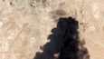 Hořící ropná zařízení Abkajk a Churajs v Saúdské Arábii