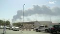 Hořící ropná zařízení Abkajk a Churajs v Saúdské Arábii
