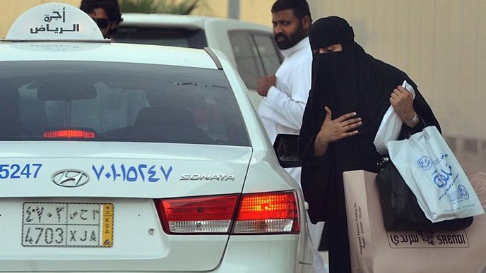 Taxi v Saúdské Arábii. Přistěhovalci často vykonávají povolání, o která místní nestojí