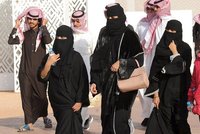 Arabkám se otevírá svět: mohou cestovat bez muže i řídit. Na operaci ještě nesmí