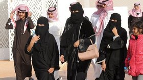 Arabkám se otevírá svět: mohou cestovat bez muže i řídit. Na operaci ještě nesmí