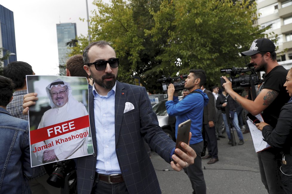 Turecká policie vyšetřuje zmizení saúdskoarabského opozičního novináře Džamála Chášukdžího. Po jeho osudu se pídí i řada novinářů. Chášukdží zmizel 2. 10. při návštěvě saúdského konzulátu v Istanbulu, policisté se domnívají, že ho tam Saúdové zabili.