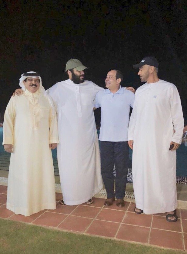 Korunní princ Mohamed bin Salmán s přáteli. Královský palác zveřejnil princovy nové fotky, aby uklidnil obavy obyvatel.