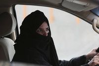 Král pustí ženy už i za volant. V Saúdské Arábii se řidičky těší na léto 2018