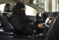 „Všechny vás upálím!“ Saúdové povolili ženám řídit, objevily se první výhrůžky od mužů