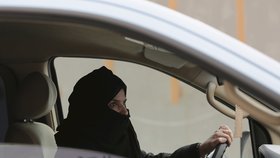 Ženy v Saúdské Arábii dostaly povolení řídit auto.