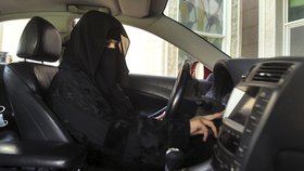 Ženy v Saúdské Arábii dostaly povolení řídit auto.