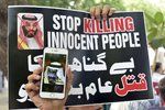Lidé protestují proti masovým popravám v Saúdské Arábii.