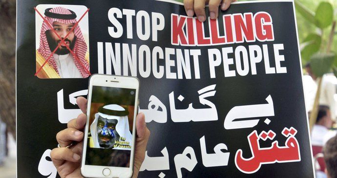 Lidé protestují proti masovým popravám v Saúdské Arábii.