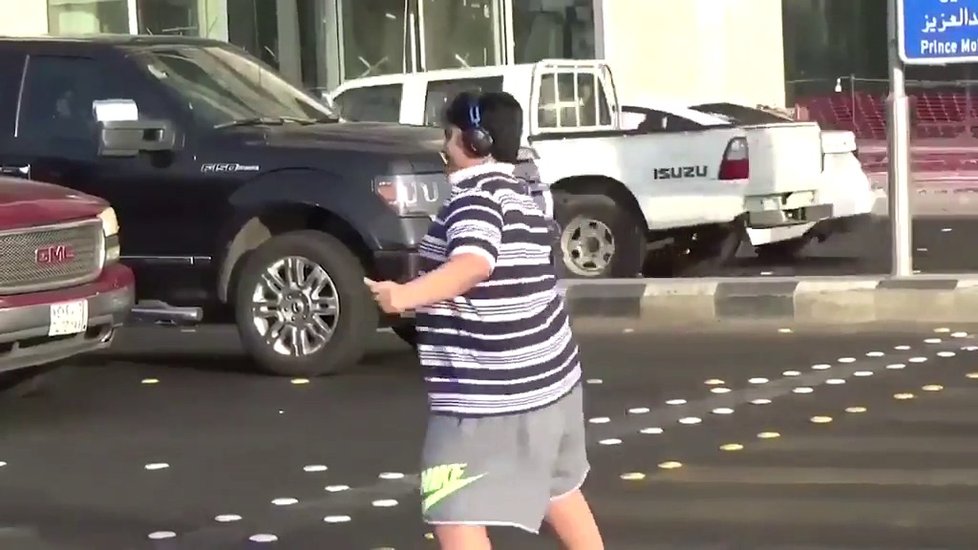 Chlapec tančil na silnici v Saúdské Arábii macarenu, policie ho zatkla.