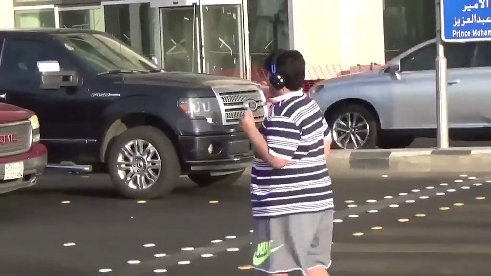 Chlapec tančil na silnici v Saúdské Arábii macarenu, policie ho zatkla.