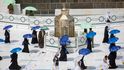 Do Mekky přijíždějí účastníci letošní muslimské poutě. Letos kvůli koronaviru povolení jenom 10 000 lidí, kteří v království žijí. Normálně se pouti účastní až dva miliony lidí. Pouť provází bezpečnostní a hygienická opatření. Do Mekky přijíždějí účastníci letošní muslimské poutě. Letos kvůli koronaviru povolení jenom 10 000 lidí, kteří v království žijí. Normálně se pouti účastní až dva miliony lidí. Pouť provází bezpečnostní a hygienická opatření.