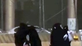 Na ulici v Rijádu létaly vzduchem pěsti, pustilo se do sebe pět muslimek.