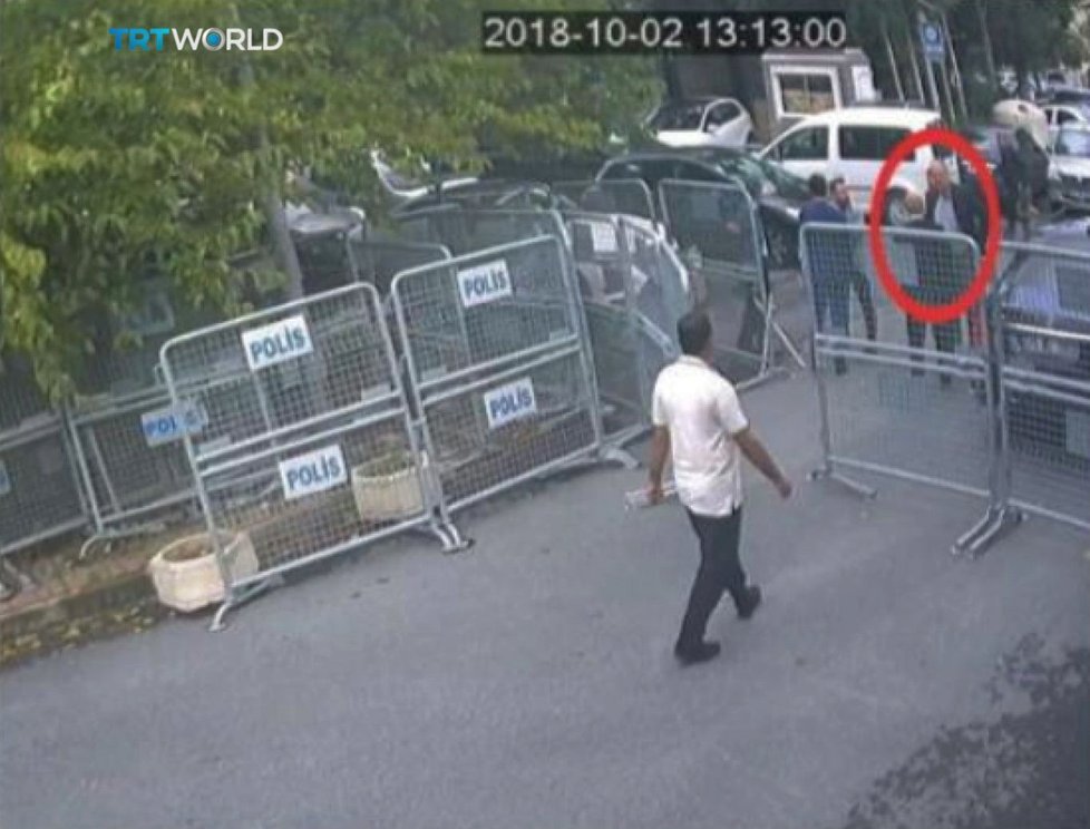 Kamera zachytila saudského novináře Džamála Chášukdžího krátce předtím, než 2. října vstoupil na saudský konsulát. Ven už se prominentní kritik Rijádu nevrátil.