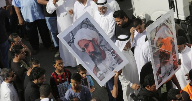 Mezi popravenými je šíitský duchovní Nimr Bákir Nimr. Na snímku z 30. května 2015 Saúdové demonstrují za jeho propuštění.