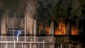 Po popravě šíitského duchovního v Saúdské Arábii vtrhli demonstranti na velvyslanectví v Teheránu a zapalovali tam ohně.