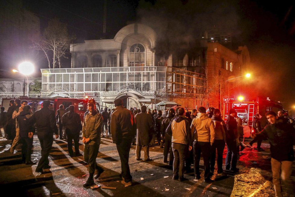 Po popravě šíitského duchovního v Saúdské Arábii vtrhli demonstranti na velvyslanectví v Teheránu a zapalovali tam ohně.