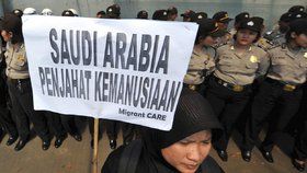 Filipínská služebná byla popravena v Saúdské Arábii, (ilustrační foto). Na snímku žena protestující proti popravám služebných, ke kterým v Saúdské Arábii dochází.