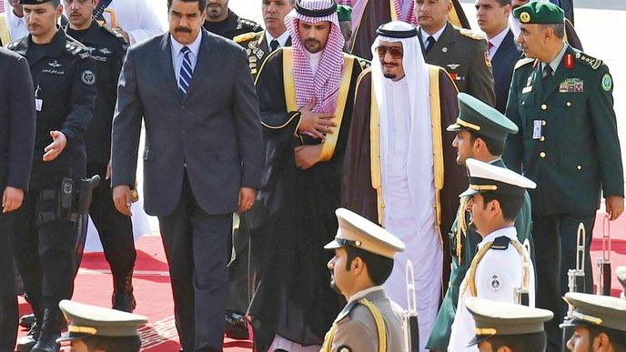 Saúdská Arábie právě pořádá summit, který má více provázat geograficky vzdálené, ale ekonomicky podobně silné regiony Blízkého východu a Latinské Ameriky. Na rijádském letišti tak král Salmán bin Abd al-Azíz (vpravo) přivítal venezuelského prezidenta Nicoláse Madura.