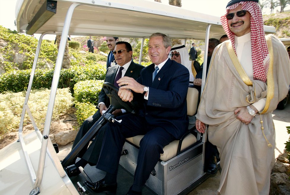 Potkává nejmocnější – v Egyptě na setkání s Georgem Bushem a Husním Mubárakem.