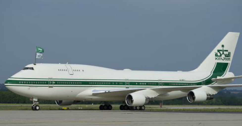 To je princův Boeing 747, jímž byl i v Praze.