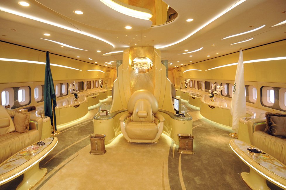 Jumbo jet s trůnem uprostřed zlatého salonu je čtvrtým největším privátním letounem na světě!
