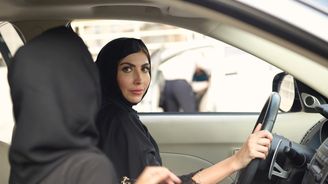 Ženy poprvé dostaly řidičáky v Saúdské Arábii. Aktivistky, které se o to zasadily, zůstávají ve vazbě