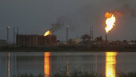 Hořící ropná zařízení v Saúdské Arábii.