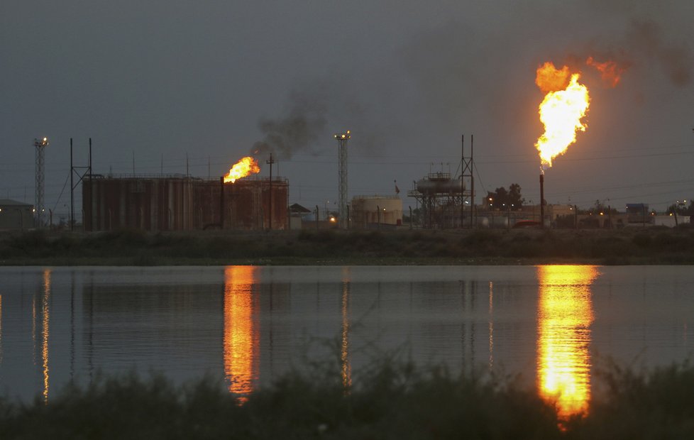Hořící ropná zařízení v Saúdské Arábii.