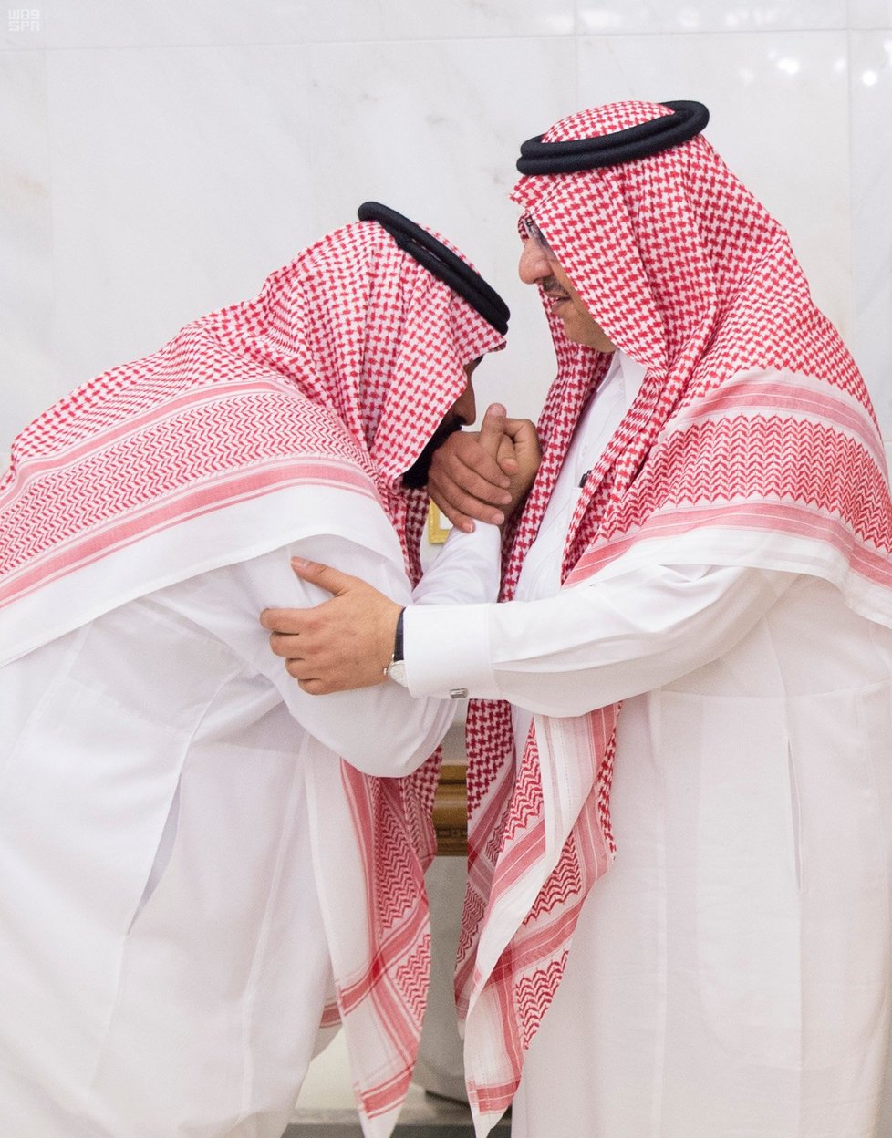 Nový následník trůnu Muhammad bin Salmán líbá ruku svému předchůdci Muhammadu bin Najífovi.