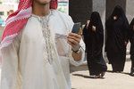 Aplikace Saúdům umožňuje sledovat a kontrolovat pohyb žen. Stáhnout si je lze z obchodu Google Play, je i na iTunes.