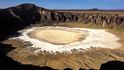 Jako velké bílé oko vyhlíží sopečný kráter al-Wa‘ba, vyhloubený do západního okraje čedičové plošiny Harrat Kišb, se dnem pokrytým krystaly fosforečnanu sodného