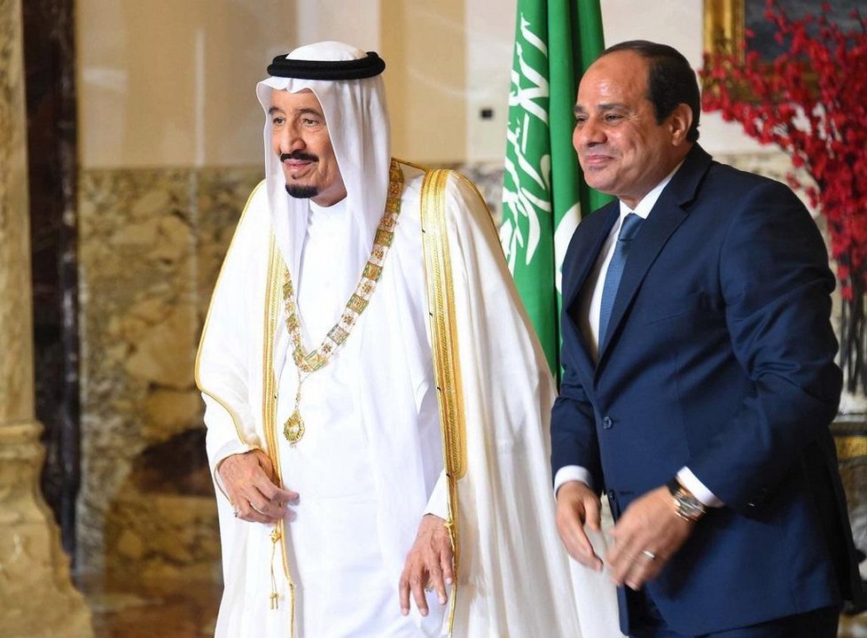 Saúdskoarabský král Salmán a egyptský prezident Abdal Fattáh Sísí