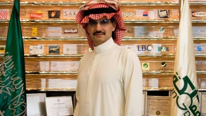 Saúdský princ Al-Valíd bin Talál s logy společností, v nichž má podíl