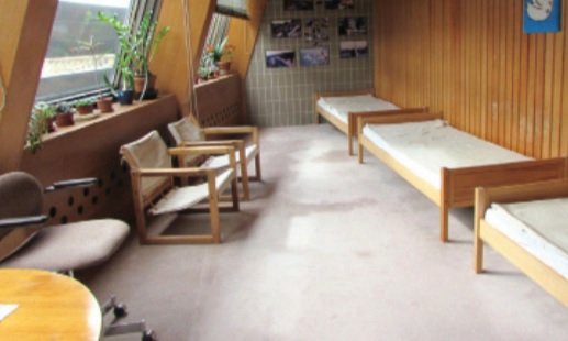 Národní divadlo má svou zaměstnaneckou saunu, na snímku relaxační zóna s odpočívárnou.