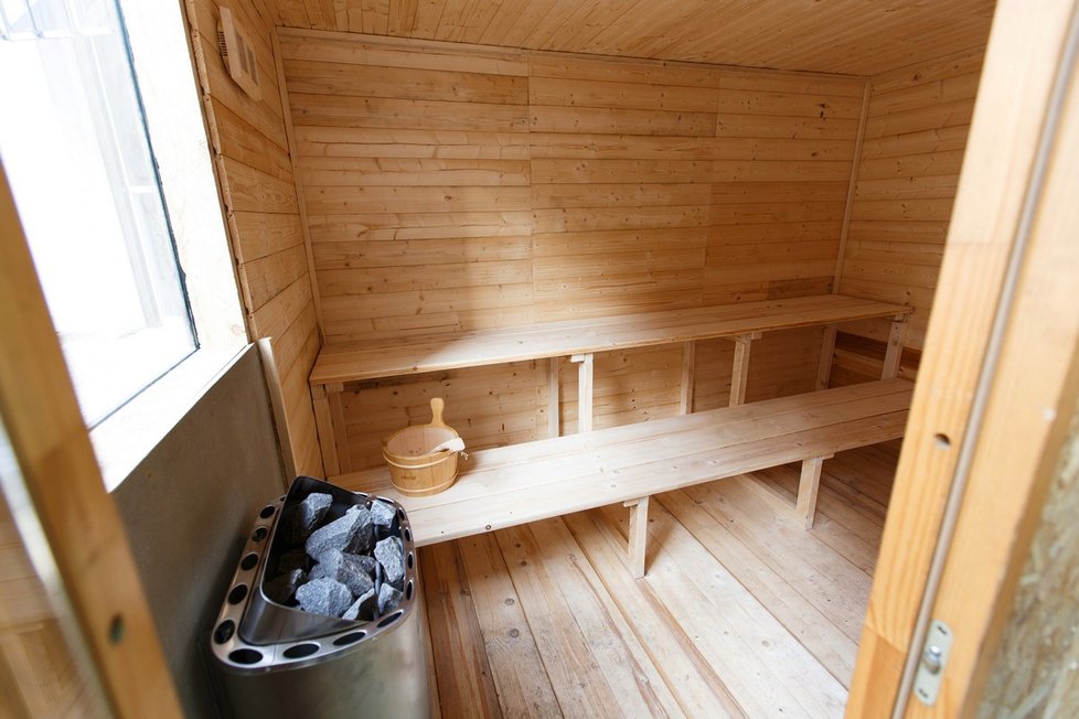 Uvnitř sauny všechno vypadá tak, jak jsou její návštěvníci zvyklí.